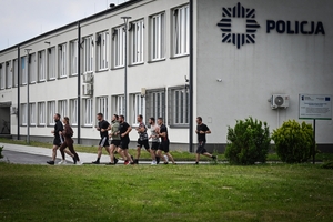 Policjanci podczas biegu w ramach akcji "Wiosna na sportowo" na placu w Oddziale Prewencji Policji w Rzeszowie