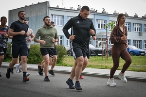 Policjanci podczas biegu w ramach akcji "Wiosna na sportowo" na placu w Oddziale Prewencji Policji w Rzeszowie