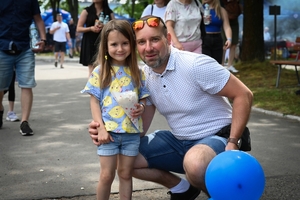 Uczestnicy pikniku policyjnego oglądający stoiska podczas imprezy na obiektach Oddziału Prewencji Policji w Rzeszowie.