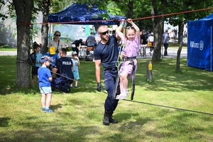 Uczestnicy pikniku policyjnego oglądający stoiska podczas imprezy na obiektach Oddziału Prewencji Policji w Rzeszowie.