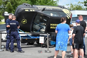 Uczestnicy pikniku policyjnego oglądający stoiska podczas imprezy na obiektach Oddziału Prewencji Policji w Rzeszowie.