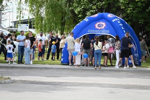 Uczestnicy pikniku policyjnego oglądający stoiska podczas imprezy na obiektach Oddziału Prewencji Policji w Rzeszowie.
