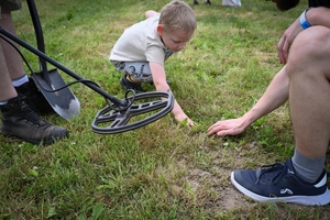 Uczestnicy pikniku policyjnego oglądający stoiska podczas imprezy na obiektach Oddziału Prewencji Policji w Rzeszowie.