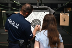 Uczestnicy pikniku policyjnego oglądający stoiska podczas imprezy na obiektach Oddziału Prewencji Policji w Rzeszowie.