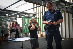 Uczestnicy pikniku policyjnego oglądający stoiska podczas imprezy na obiektach Oddziału Prewencji Policji w Rzeszowie.