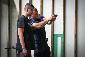 Uczestnicy pikniku policyjnego oglądający stoiska podczas imprezy na obiektach Oddziału Prewencji Policji w Rzeszowie.