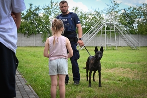 Uczestnicy pikniku policyjnego oglądający stoiska podczas imprezy na obiektach Oddziału Prewencji Policji w Rzeszowie.