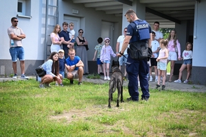 Uczestnicy pikniku policyjnego oglądający stoiska podczas imprezy na obiektach Oddziału Prewencji Policji w Rzeszowie.