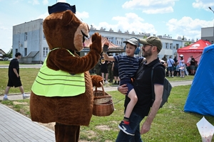 Uczestnicy pikniku policyjnego oglądający stoiska podczas imprezy na obiektach Oddziału Prewencji Policji w Rzeszowie.