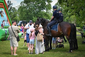 Uczestnicy pikniku policyjnego oglądający stoiska podczas imprezy na obiektach Oddziału Prewencji Policji w Rzeszowie.