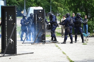 Uczestnicy pikniku policyjnego oglądający stoiska podczas imprezy na obiektach Oddziału Prewencji Policji w Rzeszowie.