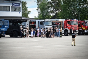 Uczestnicy pikniku policyjnego oglądający stoiska podczas imprezy na obiektach Oddziału Prewencji Policji w Rzeszowie.