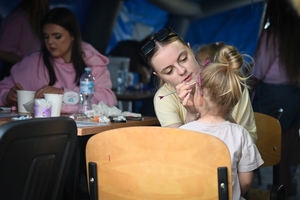 Uczestnicy pikniku policyjnego oglądający stoiska podczas imprezy na obiektach Oddziału Prewencji Policji w Rzeszowie.