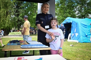 Uczestnicy pikniku policyjnego oglądający stoiska podczas imprezy na obiektach Oddziału Prewencji Policji w Rzeszowie.
