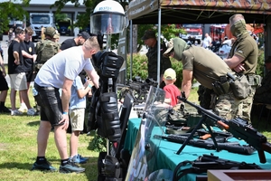 Uczestnicy pikniku policyjnego oglądający stoiska podczas imprezy na obiektach Oddziału Prewencji Policji w Rzeszowie.