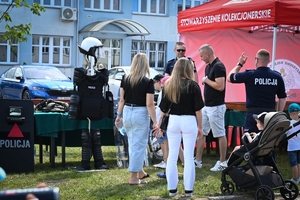 Uczestnicy pikniku policyjnego oglądający stoiska podczas imprezy na obiektach Oddziału Prewencji Policji w Rzeszowie.