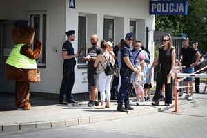Uczestnicy pikniku policyjnego oglądający stoiska podczas imprezy na obiektach Oddziału Prewencji Policji w Rzeszowie.