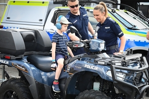 Uczestnicy pikniku policyjnego oglądający stoiska podczas imprezy na obiektach Oddziału Prewencji Policji w Rzeszowie.