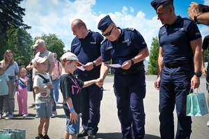 Uczestnicy pikniku policyjnego oglądający stoiska podczas imprezy na obiektach Oddziału Prewencji Policji w Rzeszowie.