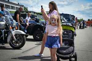 Uczestnicy pikniku policyjnego oglądający stoiska podczas imprezy na obiektach Oddziału Prewencji Policji w Rzeszowie.