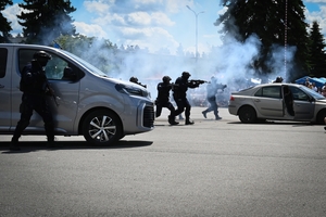 Uczestnicy pikniku policyjnego oglądający stoiska podczas imprezy na obiektach Oddziału Prewencji Policji w Rzeszowie.