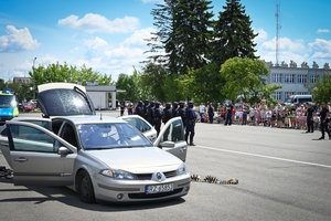 Uczestnicy pikniku policyjnego oglądający stoiska podczas imprezy na obiektach Oddziału Prewencji Policji w Rzeszowie.
