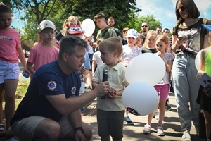 Uczestnicy pikniku policyjnego oglądający stoiska podczas imprezy na obiektach Oddziału Prewencji Policji w Rzeszowie.
