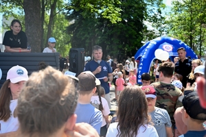 Uczestnicy pikniku policyjnego oglądający stoiska podczas imprezy na obiektach Oddziału Prewencji Policji w Rzeszowie.
