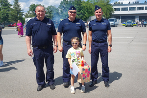 Uczestnicy pikniku policyjnego oglądający stoiska podczas imprezy na obiektach Oddziału Prewencji Policji w Rzeszowie.