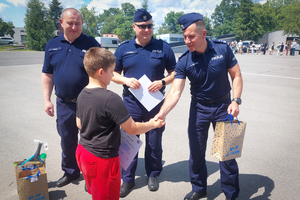 Uczestnicy pikniku policyjnego oglądający stoiska podczas imprezy na obiektach Oddziału Prewencji Policji w Rzeszowie.