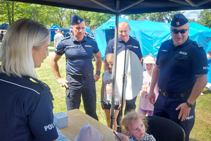 Uczestnicy pikniku policyjnego oglądający stoiska podczas imprezy na obiektach Oddziału Prewencji Policji w Rzeszowie.