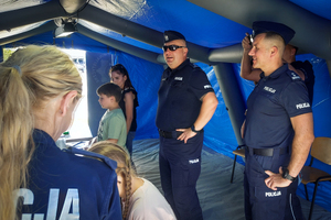 Uczestnicy pikniku policyjnego oglądający stoiska podczas imprezy na obiektach Oddziału Prewencji Policji w Rzeszowie.