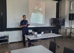 Warsztaty dla nauczycieli z wykorzystaniem walizki narkotykowej, które przeprowadził funkcjonariusz z wydziału prewencji