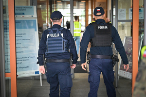 Policjanci i uczestnicy ćwiczeń w budynku Urzędu Marszałkowskiego Województwa Podkarpackiego w Rzeszowie.