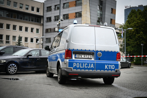 Policjanci i uczestnicy ćwiczeń w budynku Urzędu Marszałkowskiego Województwa Podkarpackiego w Rzeszowie.
