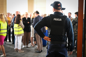 Policjanci i uczestnicy ćwiczeń w budynku Urzędu Marszałkowskiego Województwa Podkarpackiego w Rzeszowie.