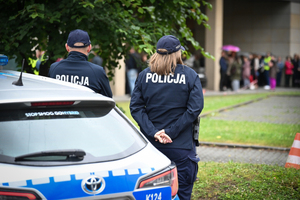 Policjanci i uczestnicy ćwiczeń w budynku Urzędu Marszałkowskiego Województwa Podkarpackiego w Rzeszowie.