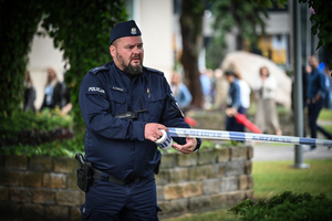 Policjanci i uczestnicy ćwiczeń w budynku Urzędu Marszałkowskiego Województwa Podkarpackiego w Rzeszowie.