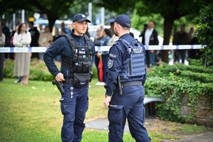 Policjanci i uczestnicy ćwiczeń w budynku Urzędu Marszałkowskiego Województwa Podkarpackiego w Rzeszowie.