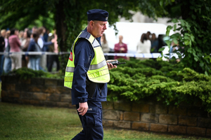 Policjanci i uczestnicy ćwiczeń w budynku Urzędu Marszałkowskiego Województwa Podkarpackiego w Rzeszowie.