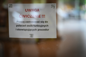 Policjanci i uczestnicy ćwiczeń w budynku Urzędu Marszałkowskiego Województwa Podkarpackiego w Rzeszowie.