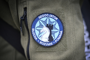 Policjanci i uczestnicy ćwiczeń w budynku Urzędu Marszałkowskiego Województwa Podkarpackiego w Rzeszowie.