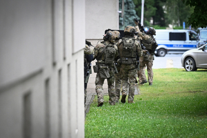 Policjanci i uczestnicy ćwiczeń w budynku Urzędu Marszałkowskiego Województwa Podkarpackiego w Rzeszowie.