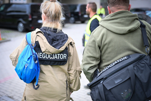 Policjanci i uczestnicy ćwiczeń w budynku Urzędu Marszałkowskiego Województwa Podkarpackiego w Rzeszowie.