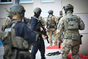 Policjanci i uczestnicy ćwiczeń w budynku Urzędu Marszałkowskiego Województwa Podkarpackiego w Rzeszowie.