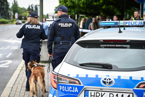 Policjanci i uczestnicy ćwiczeń w budynku Urzędu Marszałkowskiego Województwa Podkarpackiego w Rzeszowie.