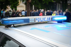 Policjanci i uczestnicy ćwiczeń w budynku Urzędu Marszałkowskiego Województwa Podkarpackiego w Rzeszowie.