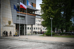 Policjanci i uczestnicy ćwiczeń w budynku Urzędu Marszałkowskiego Województwa Podkarpackiego w Rzeszowie.