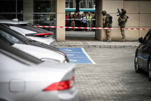 Policjanci i uczestnicy ćwiczeń w budynku Urzędu Marszałkowskiego Województwa Podkarpackiego w Rzeszowie.