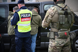 Policjanci i uczestnicy ćwiczeń w budynku Urzędu Marszałkowskiego Województwa Podkarpackiego w Rzeszowie.